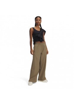 Damskie spodnie treningowe Under Armour Armoursport Wide Leg Pant - oliwkowe/khaki ze sklepu Sportstylestory.com w kategorii Spodnie damskie - zdjęcie 177895584