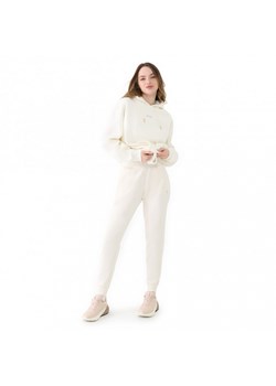 Damskie spodnie dresowe Guess Olympe Long Pants - beżowe ze sklepu Sportstylestory.com w kategorii Spodnie damskie - zdjęcie 177895733