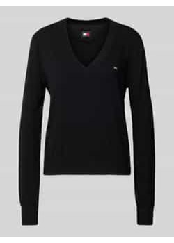 Sweter z dekoltem w serek i wyhaftowanym logo ze sklepu Peek&Cloppenburg  w kategorii Swetry damskie - zdjęcie 177945640