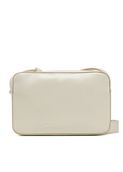 Torebka Calvin Klein Embossed Logo Camera Bag K60K612555 Beżowy ze sklepu eobuwie.pl w kategorii Listonoszki - zdjęcie 178114031