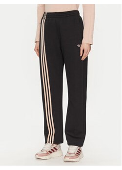 adidas Spodnie dresowe 3-Stripes Sweat JJ0941 Czarny Loose Fit ze sklepu MODIVO w kategorii Spodnie damskie - zdjęcie 178116533