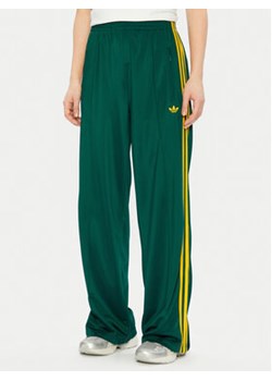 adidas Spodnie dresowe adicolor Classic Firebird JP2314 Zielony Loose Fit ze sklepu MODIVO w kategorii Spodnie damskie - zdjęcie 178117960