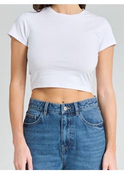 Sinsay - Crop top - biały - id: 8474J-00X - marki Sinsay - 178134962 Sinsay - Crop top - biały ze sklepu Sinsay w kategorii Bluzki damskie - zdjęcie 178134962