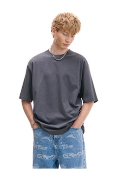 Cropp - Basicowa szara koszulka comfort - szary ze sklepu Cropp w kategorii T-shirty męskie - zdjęcie 178139530