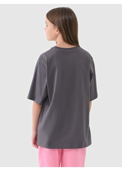 Dziewczęcy t-shirt oversize z nadrukiem 4F 4FJASAW24TTSHF2592 - szary ze sklepu Sportstylestory.com w kategorii Bluzki dziewczęce - zdjęcie 178151962