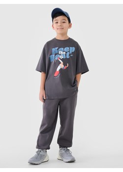 Chłopięcy t-shirt oversize z nadrukiem 4F 4FJASAW24TTSHM2596 - szary ze sklepu Sportstylestory.com w kategorii T-shirty chłopięce - zdjęcie 178152004
