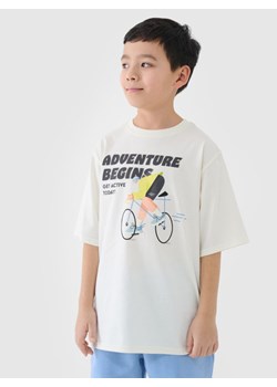 Chłopięcy t-shirt oversize z nadrukiem 4F 4FJASAW24TTSHM2596 - biały ze sklepu Sportstylestory.com w kategorii T-shirty chłopięce - zdjęcie 178152042