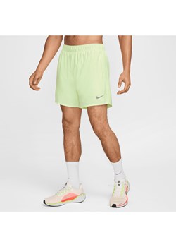 Męskie uniwersalne spodenki 2 w 1 Dri-FIT Nike Challenger 13 cm - Żółty ze sklepu Nike poland w kategorii Spodenki męskie - zdjęcie 178152633