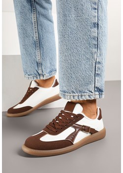 Brązowo-Białe Sneakersy w Stylu Kultowych Tenisówek z Ozdobną Klamerką Senaliera ze sklepu born2be.pl w kategorii Buty sportowe damskie - zdjęcie 178166494