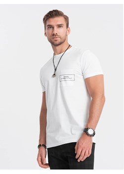 T-shirt męski bawełniany z nadrukiem na kieszonce - biały V8 S1742 ze sklepu ombre w kategorii T-shirty męskie - zdjęcie 178180782