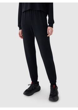 Damskie spodnie dresowe joggery 4F 4FWSS25TTROF1010 - czarne ze sklepu Sportstylestory.com w kategorii Spodnie damskie - zdjęcie 178187871