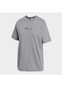 NIKE T-SHIRT SS W NSW TEE BF PRNT SWSH ze sklepu JD Sports  w kategorii Bluzki damskie - zdjęcie 178192641