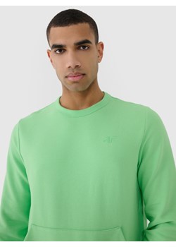 Męska bluza dresowa nierozpinana bez kaptura 4F 4FRSS25TSWSM2149 - zielona ze sklepu Sportstylestory.com w kategorii Bluzy męskie - zdjęcie 178220984