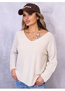 SWETER OVERSIZE Z DEKOLTEM W SEREK- BEŻOWY ze sklepu olika.com.pl w kategorii Swetry damskie - zdjęcie 178225311