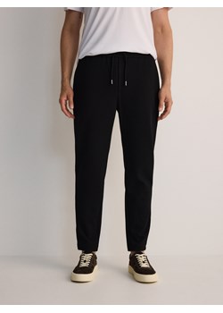 Reserved - Spodnie slim fit z wiązaniem - czarny ze sklepu Reserved w kategorii Spodnie męskie - zdjęcie 178281172