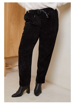 Curvy Lady Spodnie dresowe w kolorze czarnym ze sklepu Limango Polska w kategorii Spodnie damskie - zdjęcie 178304292