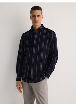 Reserved - Koszula regular fit z domieszką lnu - granatowy ze sklepu Reserved w kategorii Koszule męskie - zdjęcie 178408894