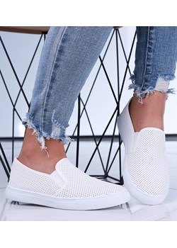 Białe wsuwane ażurowe tenisówki slip on /F2-2 15641 T189/ ze sklepu Pantofelek24.pl w kategorii Trampki damskie - zdjęcie 178430820