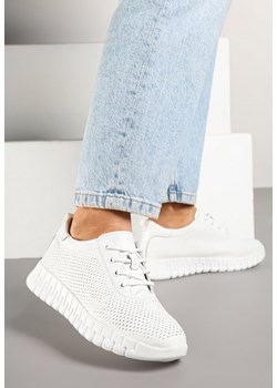 Białe Skórzane Sneakersy z Ozdobną Perforacją i Tłoczoną Podeszwą Setalira ze sklepu born2be.pl w kategorii Buty sportowe damskie - zdjęcie 178529391