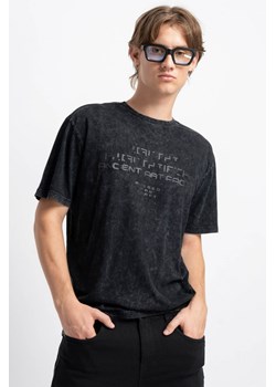 Czarny t-shirt z efektem acid wash z nadrukiem z przodu, kolor - srebrny, rozmiar - 146 ze sklepu REPORTER w kategorii T-shirty chłopięce - zdjęcie 178566080