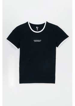 Czarny t-shirt z białą lamówką i wypukłym nadrukiem na wysokości piersi, kolor - czarny, rozmiar - 140 ze sklepu REPORTER w kategorii Bluzki dziewczęce - zdjęcie 178566952