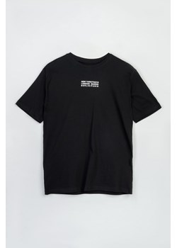 Czarny t-shirt z minimalistycznym nadrukiem z przodu, rozmiar - 146, kolor - czarny ze sklepu REPORTER w kategorii T-shirty chłopięce - zdjęcie 178566961