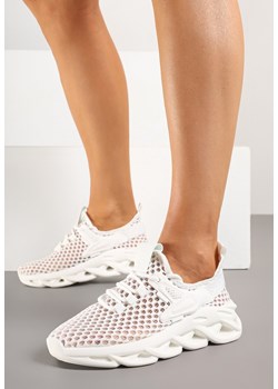 Białe Siateczkowe Buty Sportowe Sneakersy na Grubej Tłoczonej Podeszwie Telarienna ze sklepu born2be.pl w kategorii Buty sportowe damskie - zdjęcie 178582940