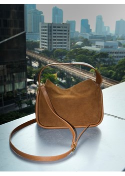 Reserved - Zamszowa torebka z paskiem - brązowy ze sklepu Reserved w kategorii Torebki damskie - zdjęcie 178594902