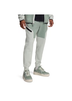 Męskie spodnie treningowe Under Armour UA Unstoppable Flc Jgr Eu - zielone ze sklepu Sportstylestory.com w kategorii Spodnie męskie - zdjęcie 178599070