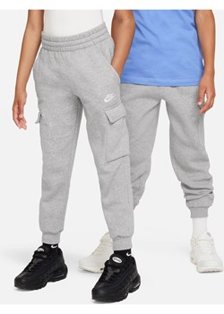 Bojówki dla dużych dzieci Nike Sportswear Club Fleece - Szary ze sklepu Nike poland w kategorii Spodnie chłopięce - zdjęcie 178602101