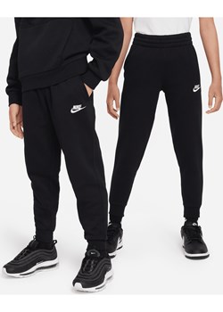 Joggery dla dużych dzieci Nike Sportswear Club Fleece - Czerń ze sklepu Nike poland w kategorii Spodnie chłopięce - zdjęcie 178602280