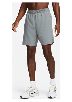 Męskie spodenki do biegania 2 w 1 Dri-FIT Nike Challenger 18 cm - Szary ze sklepu Nike poland w kategorii Spodenki męskie - zdjęcie 178602424