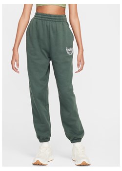 Dziewczęce spodnie o luźnym kroju Nike Club Fleece - Zieleń ze sklepu Nike poland w kategorii Spodnie damskie - zdjęcie 178602830