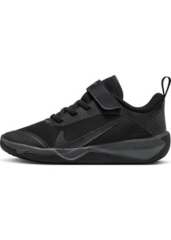 Buty dla małych dzieci Nike Omni Multi-Court - Czerń ze sklepu Nike poland w kategorii Buty sportowe dziecięce - zdjęcie 178603594
