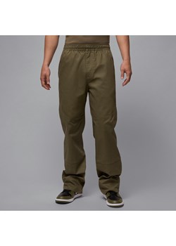 Męskie spodnie z tkaniny Jordan Essentials - Zieleń ze sklepu Nike poland w kategorii Spodnie męskie - zdjęcie 178604572