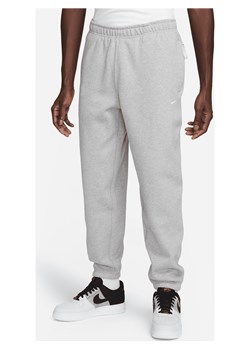 Męskie spodnie z dzianiny Nike Solo Swoosh - Szary ze sklepu Nike poland w kategorii Spodnie męskie - zdjęcie 178604681