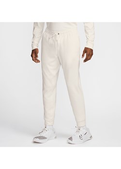 Męskie funkcjonalne joggery z ochroną przed promieniowaniem UV Dri-FIT Nike Primary Fleece - Brązowy ze sklepu Nike poland w kategorii Spodnie męskie - zdjęcie 178604683