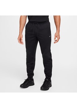 Męskie wodoodporne joggery do fitnessu na zimę Therma-FIT Nike Therma Sphere - Czerń ze sklepu Nike poland w kategorii Spodnie męskie - zdjęcie 178605182