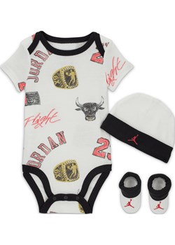 Trzyczęściowy zestaw z nadrukiem dla niemowląt Jordan MJ Essentials - Biel ze sklepu Nike poland w kategorii Komplety niemowlęce - zdjęcie 178605214