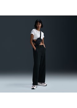 Damskie spodnie ze średnim stanem z diagonalu Nike Sportswear Collection - Czerń ze sklepu Nike poland w kategorii Spodnie damskie - zdjęcie 178606342
