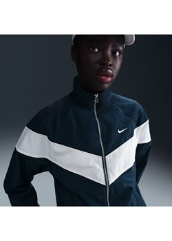 Damska luźna kurtka z tkaniny z zamkiem na całej długości i ochroną przed promieniowaniem UV Nike Windrunner - Niebieski ze sklepu Nike poland w kategorii Kurtki damskie - zdjęcie 178607461
