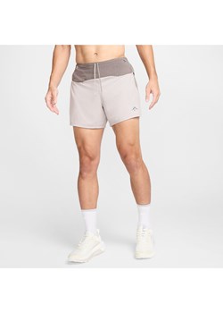 Męskie spodenki do biegania z wszytą bielizną Dri-FIT ADV Nike Trail Second Sunrise 13 cm - Szary ze sklepu Nike poland w kategorii Spodenki męskie - zdjęcie 178607703
