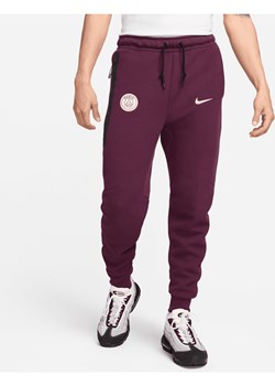 Męskie joggery piłkarskie Nike Paris Saint-Germain Tech Fleece - Czerwony ze sklepu Nike poland w kategorii Spodnie męskie - zdjęcie 178608860