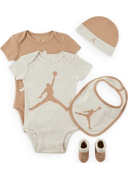 Pięcioczęściowy zestaw z body dla niemowląt Jordan 5-Piece Core Gift Set - Brązowy - id: 40357825915new - marki Jordan - 178608913 Pięcioczęściowy zestaw z body dla niemowląt Jordan 5-Piece Core Gift Set - Brązowy ze sklepu Nike poland w kategorii Odzież dla niemowląt - zdjęcie 178608913
