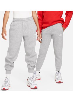 Joggery dla dużych dzieci Nike Sportswear Club Fleece - Szary ze sklepu Nike poland w kategorii Spodnie chłopięce - zdjęcie 178609021