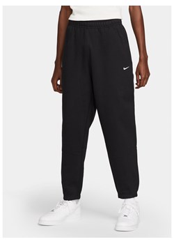 Męskie spodnie z dzianiny Nike Solo Swoosh - Czerń ze sklepu Nike poland w kategorii Spodnie męskie - zdjęcie 178609703