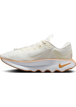 Damskie buty do chodzenia Nike Motiva - Biel ze sklepu Nike poland w kategorii Buty sportowe damskie - zdjęcie 178610074