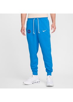 Męskie zwężane spodnie piłkarskie Nike Dri-FIT Chelsea F.C. Standard Issue - Niebieski ze sklepu Nike poland w kategorii Spodnie męskie - zdjęcie 178610112