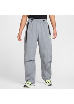 Męskie spodnie z tkaniny o kroju oversize Nike Tech - Szary ze sklepu Nike poland w kategorii Spodnie męskie - zdjęcie 178610190