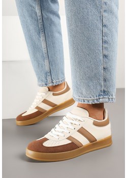 Beżowo-Białe Sneakersy Typu Kultowe Tenisówki z Ozdobnymi Przeszyciami Selfia ze sklepu born2be.pl w kategorii Buty sportowe damskie - zdjęcie 178641571